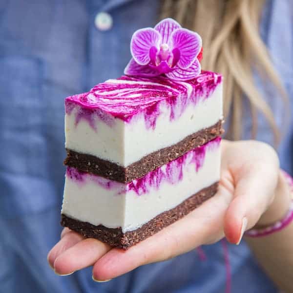 vegan drangonfruit cheesecake bars