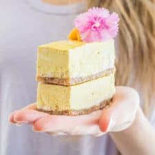 Vegan mango cheesecake bars