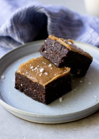 These raw salted caramel brownies are a healthy treat that only use 5 ingredients to make! They're healthy, vegan, and gluten-free!