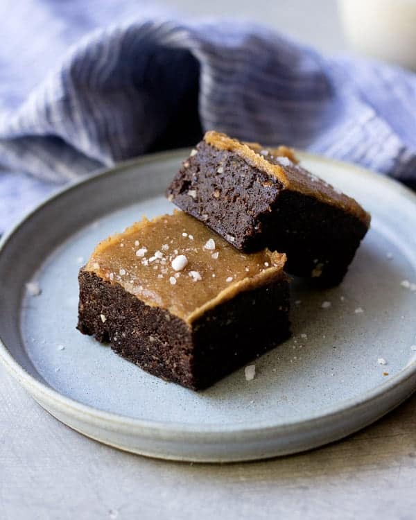 These raw salted caramel brownies are a healthy treat that only use 5 ingredients to make! They're healthy, vegan, and gluten-free!