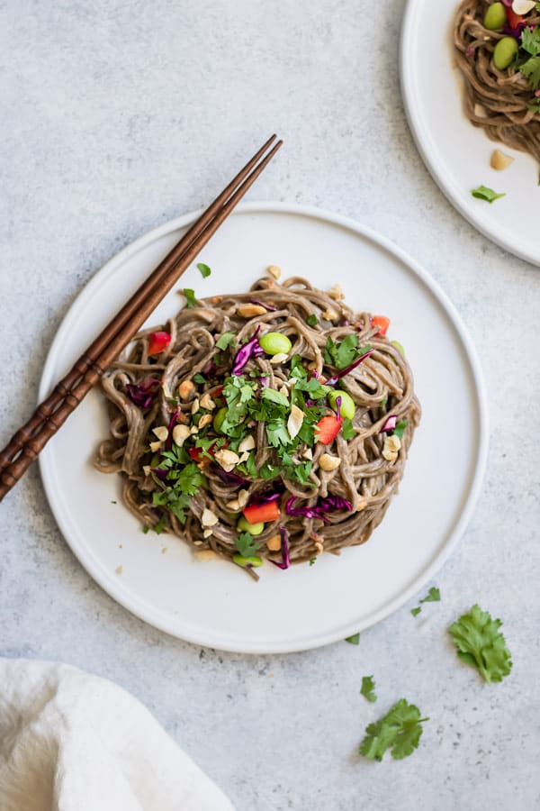 Cold soba noodle salad with spicy peanut sauce - Choosing Chia