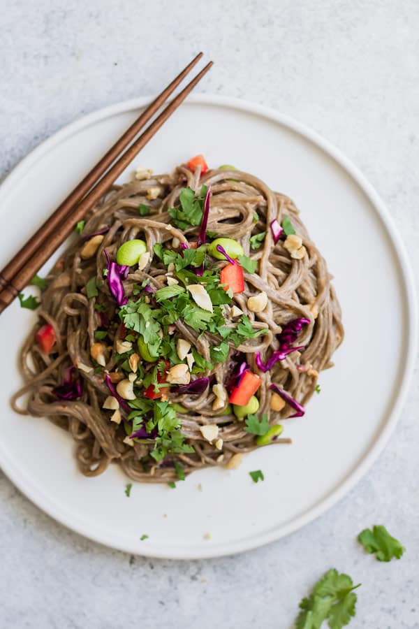 Cold soba noodle salad with spicy peanut sauce - Choosing Chia