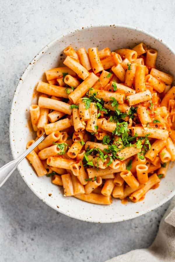 Creamy vegan roasted red pepper pasta - Choosing Chia