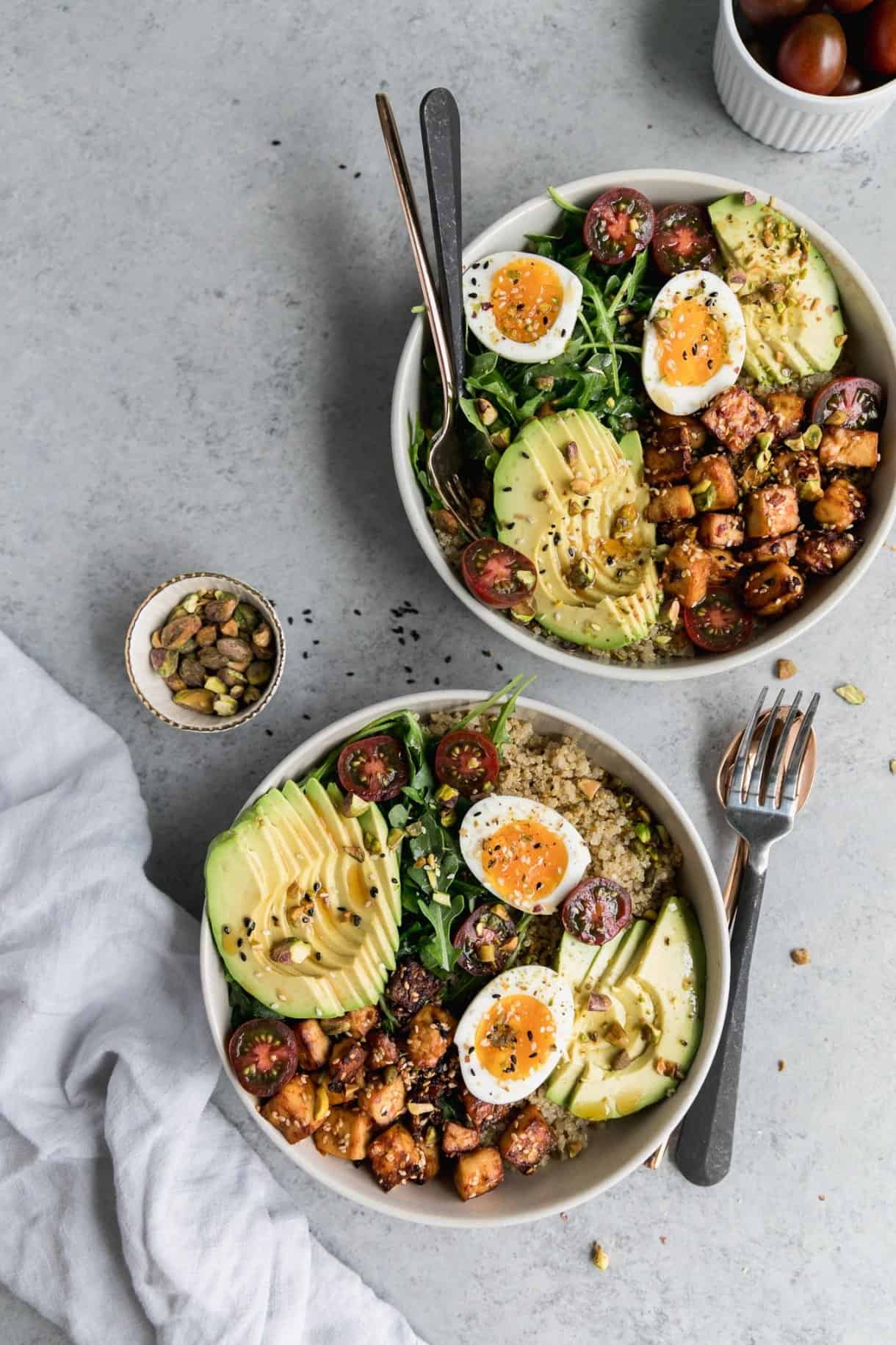 A quinoa bowl with eggs, tofu and avoacdo