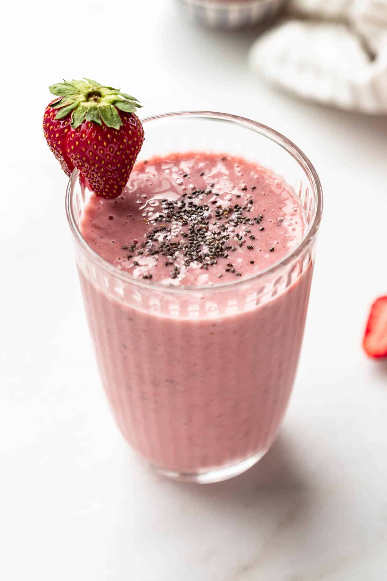Strawberry Smoothie (5 ingredients!) - Choosing Chia