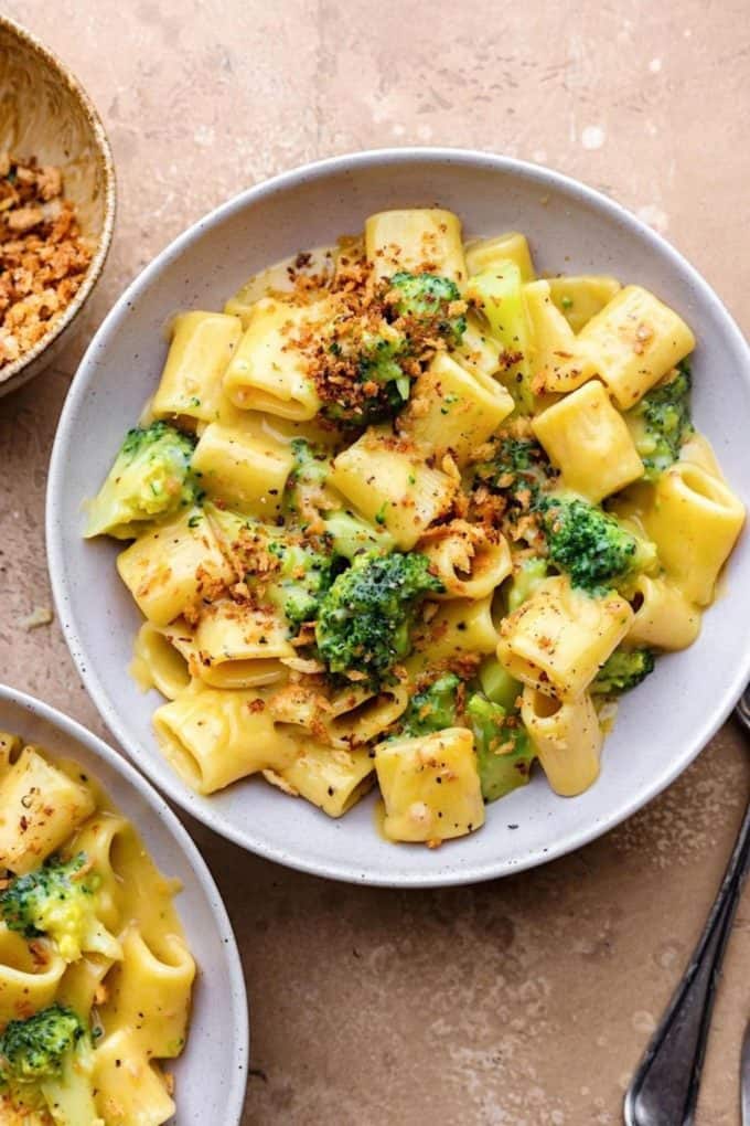 pasta with in a cheesy sauce with broccoli in a bowl