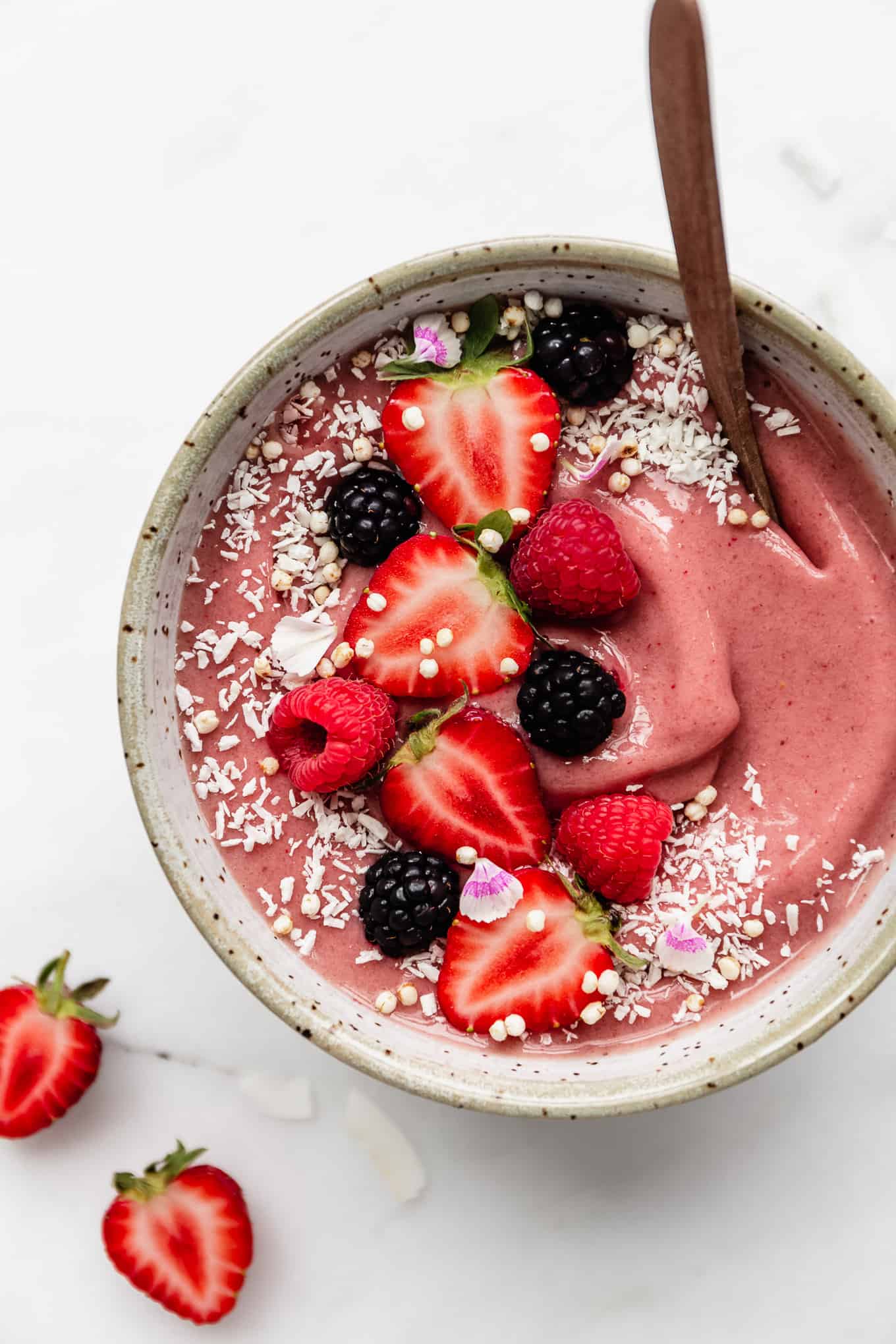 Healthy Strawberry Smoothie (4 Ingredients)