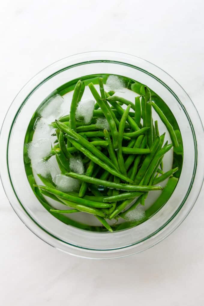green beans in a bowl of ice water