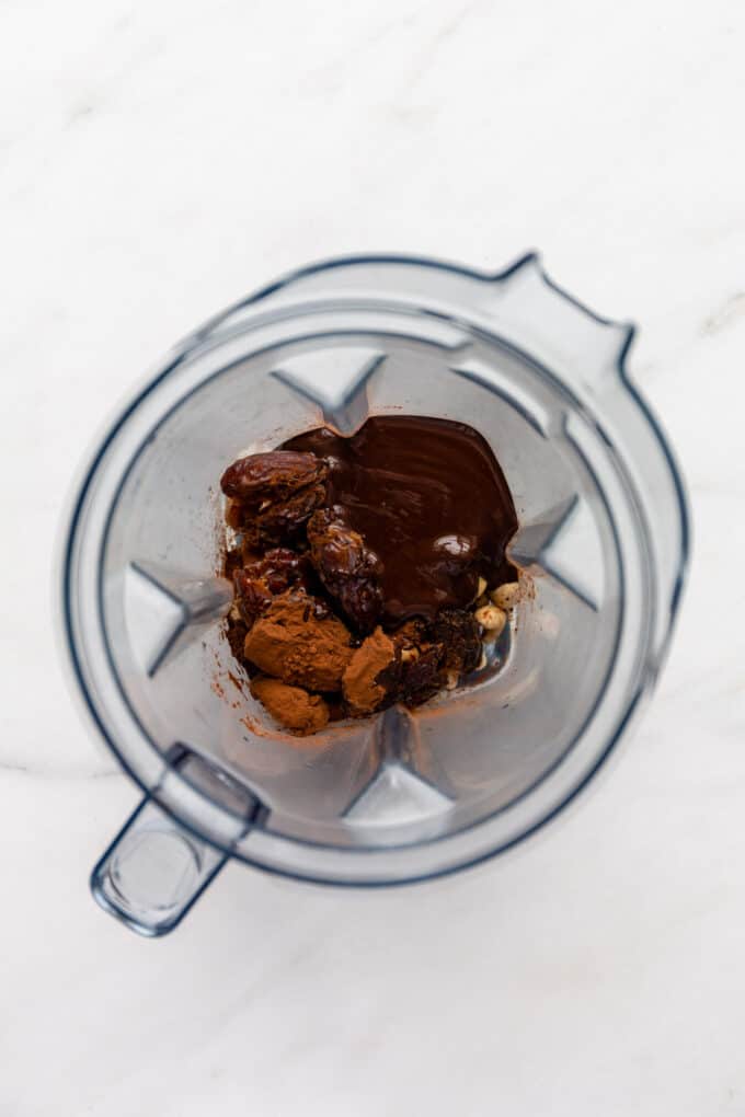 dates, cashews, cocoa powder and chocolate in a blender